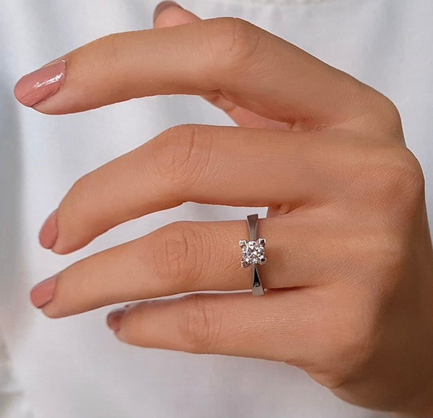 Годежен пръстен от бяло злато с диамант 0.15 карата с класическа форма