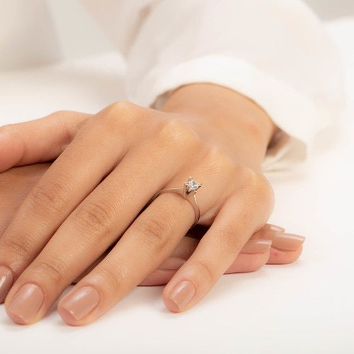 Класически годежен пръстен с диамант 0.18 ct