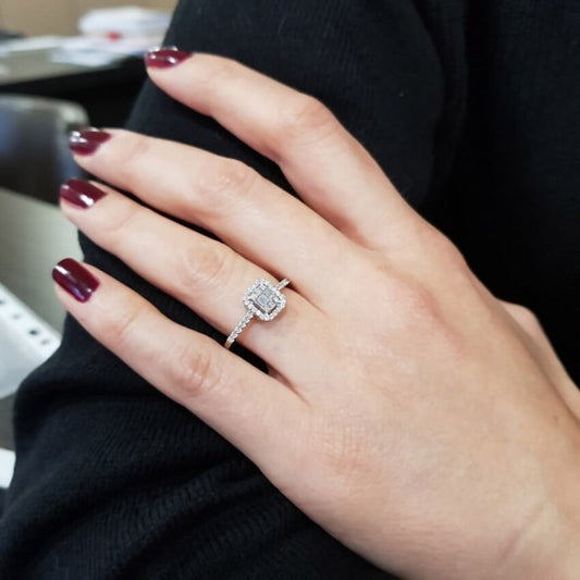 Дамски пръстен бяло злато с диаманти в различна форма и диамантена халка