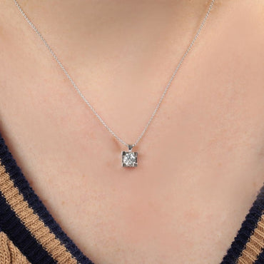 Диамантена висулка с 0.20 карата диамант, част от класическите ни модели златни гердани за жени