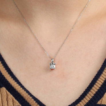 Колие с диамантена висулка