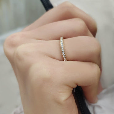 Златна халка с диаманти подходяща за сватбен пръстен