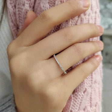 Тънък златен пръстен от бяло злато тип халка с диаманти