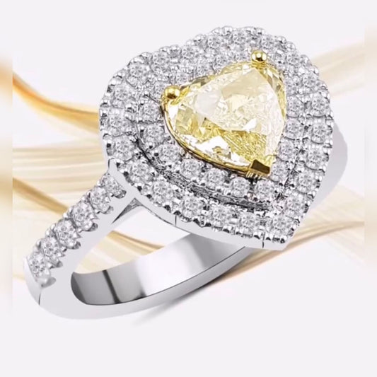 Дамски пръстен с голям камък жълт диамант сърце и бели диаманти за разкошна визия. Пръстен с диамант за инвестиция, подходящ за пръстен за подарък в най-специалните Ви моменти.