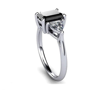 Уникален пръстен бяло злато с квадратен камък черен диаманти и триъгълни диаманти трилянт