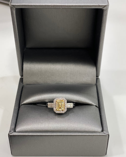 Годежен пръстен Тифани с жълт диамант с инвестиционна стойност и бели диаманти в две различни форми