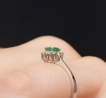 Пръстен с диаманти и смарагд 0.37 карата