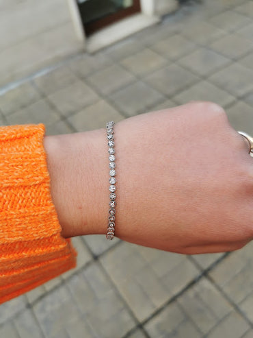 Тънка златна гривна за жена с диаманти