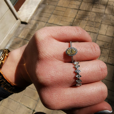 Годежен пръстен с инвестиционна стойност 0.69 карата жълт диамант и бели диаманти 0.20 карата