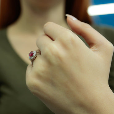 Пръстен с рубин и диаманти 0.83 карата