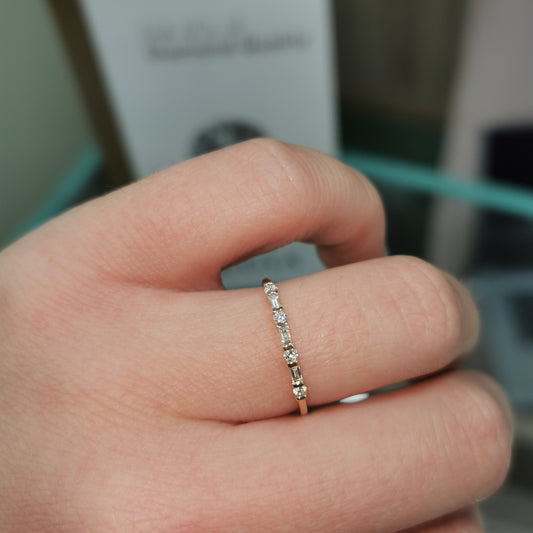 Дамски златен пръстен тип халка с диаманти 0.16к.