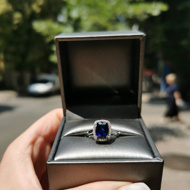Пръстен с голям камък сапфир и диаманти