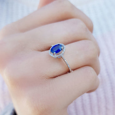 Пръстен със син сапфир и диаманти, поставени върху бяло злато