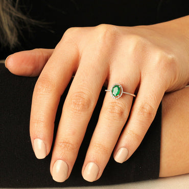 Дамски пръстен бяло злато с диаманти и изумруд