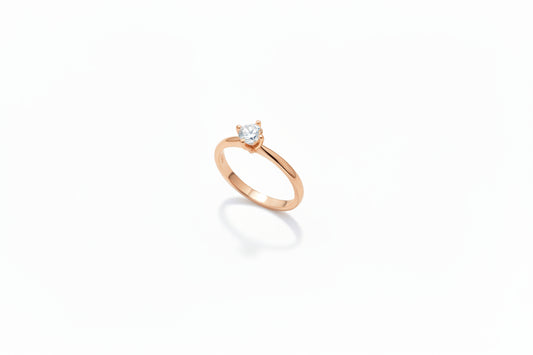 Красив годежен пръстен с тънка златна халка и диамант 0.35ct.