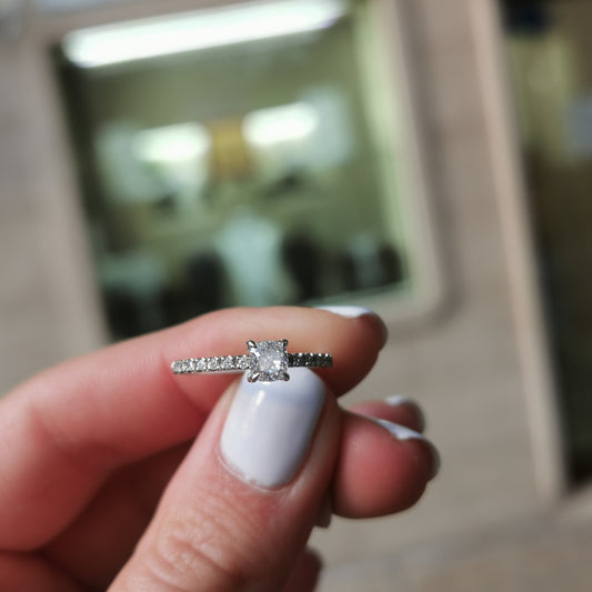 Годежен пръстен бяло злато с диаманти 0.65 карата