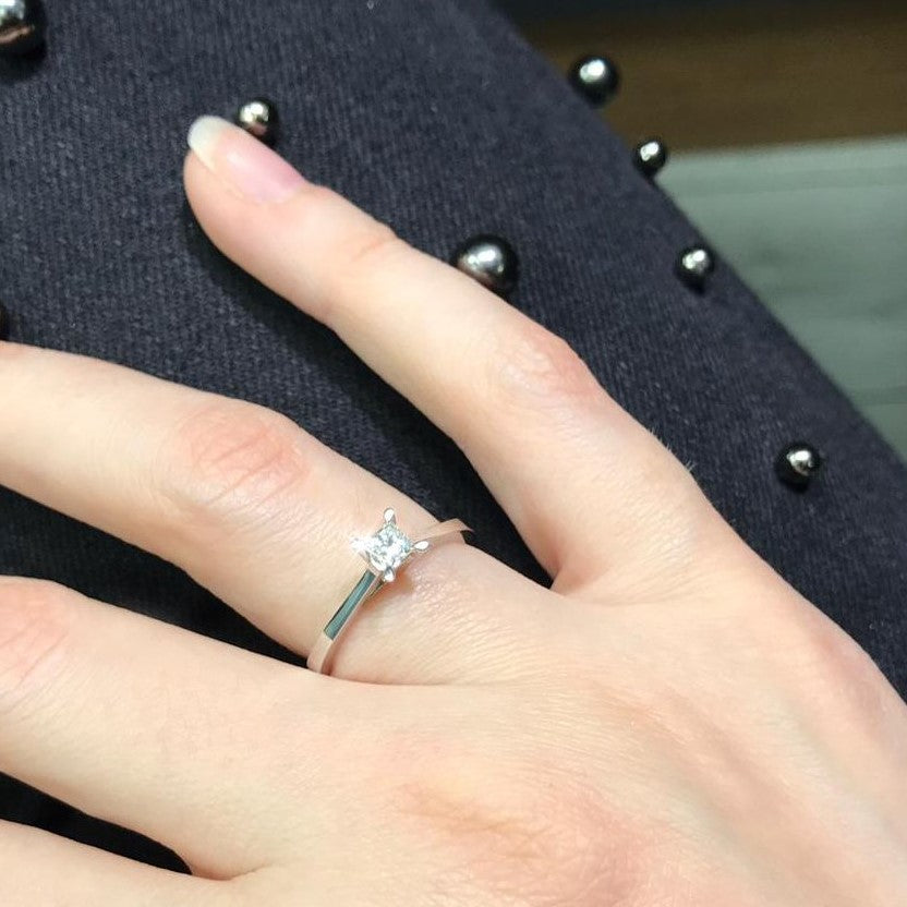 Златен годежен пръстен с камък диамант 0.24ct.