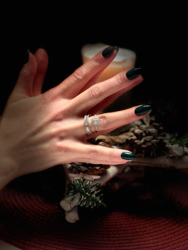 Дамски пръстен от бяло злато с багетна и брилянтна форма на диаманта