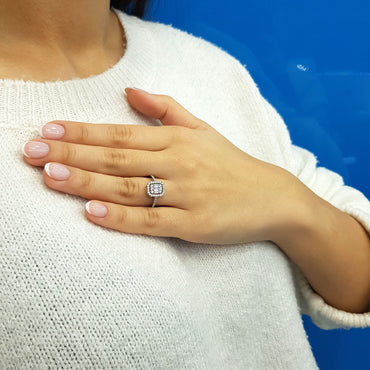 Нежен пръстен от бяло злато с диаманти с уникален дизайн