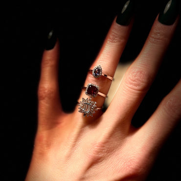 Пръстен с диаманти и родолит, част от богатият каталог за модели пръстени на Shemay diamond, където можете да откриете пръстен с топаз, пръстен с танзанит, пръстен с рубин и други цветни скъпоценни камъни