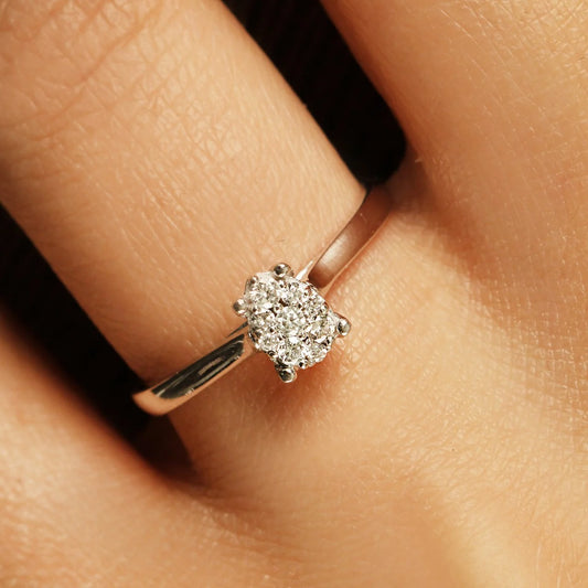 Диамантен годежен пръстен от бяло злато