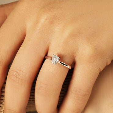 Бяло злато годежен пръстен с диаманти във форма капка