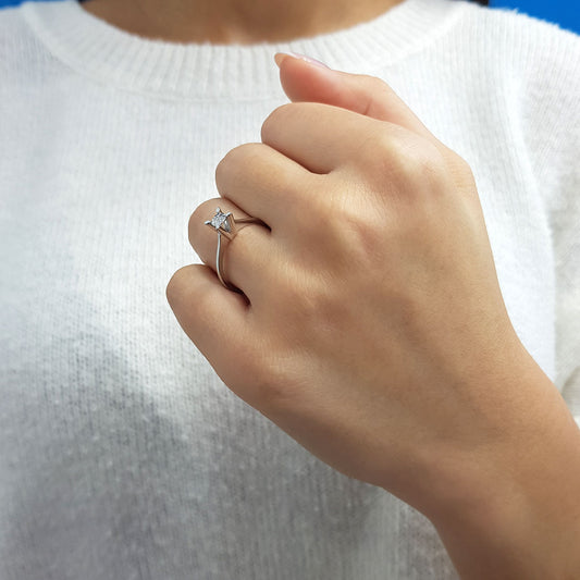 Класически годежен пръстен с диамант 0.03ct. и лазерно обработено бяло злато.