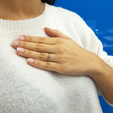 Класически годежен пръстен от бяло злато с диамант 0.03 карата