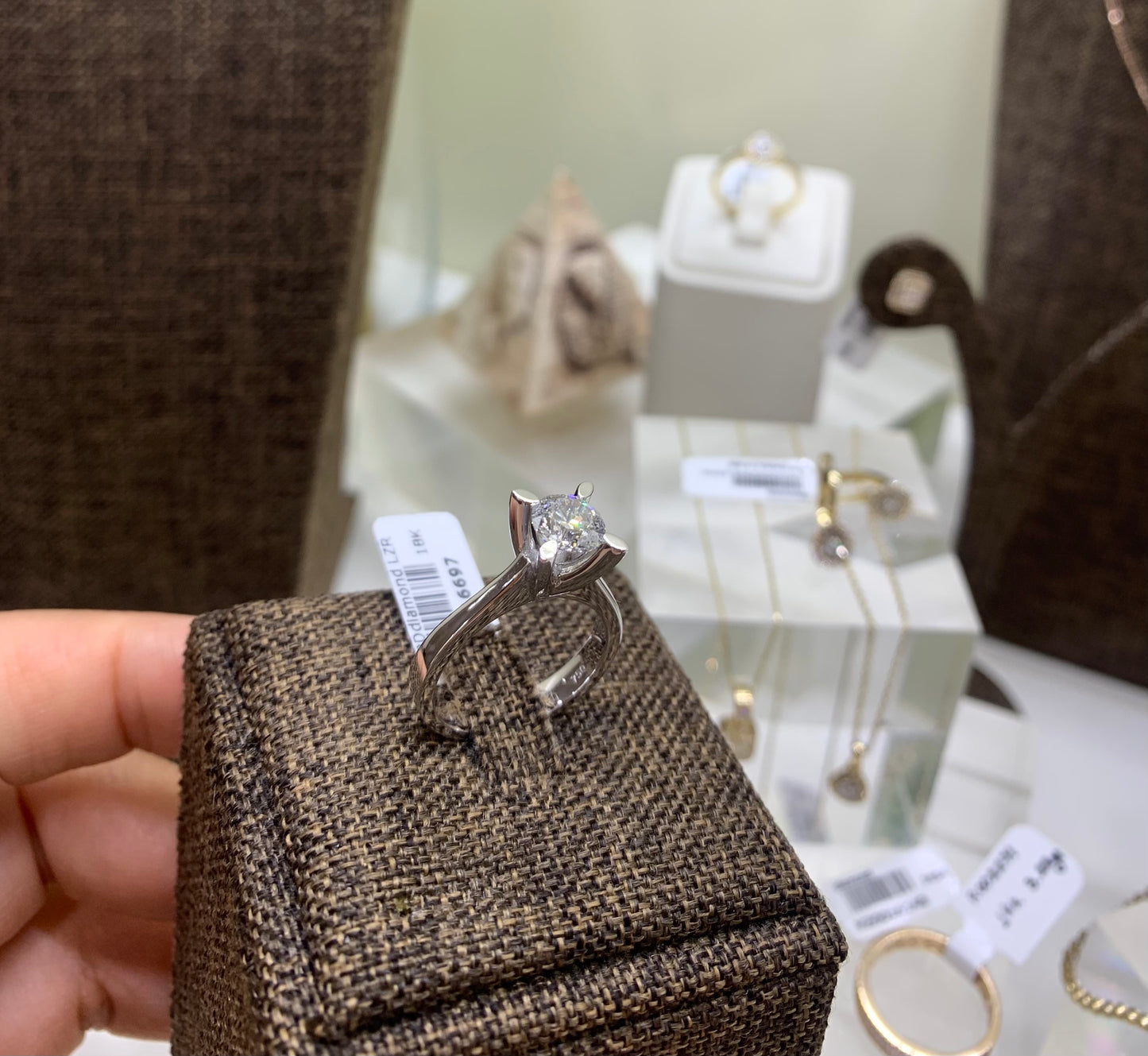 Годежен пръстен от 18к. бяло злато с диамант 1.10ct. цвят D чистота SI с HRD Antwerp сертификат. Бижу с инвестиционна стойност!