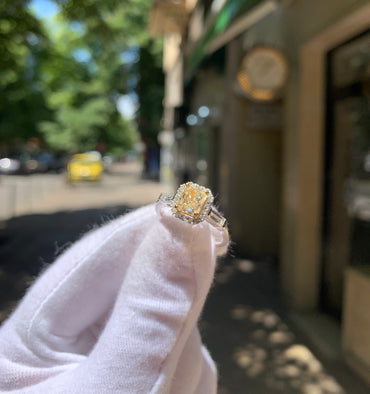 Златен пръстен с красив жълт диамант и униални бели диаманти в шлифовка брилянт и багет с общ карат 1.58 ct.