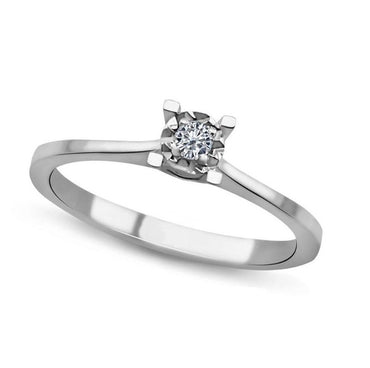 Класически годежен пръстен от бяло злато с диамант 0.03ct. и лазерно фасетирано злато. Уникален модел пръстен, който съчетава добра визия и достъпна цена на годежен пръстен с диамант!