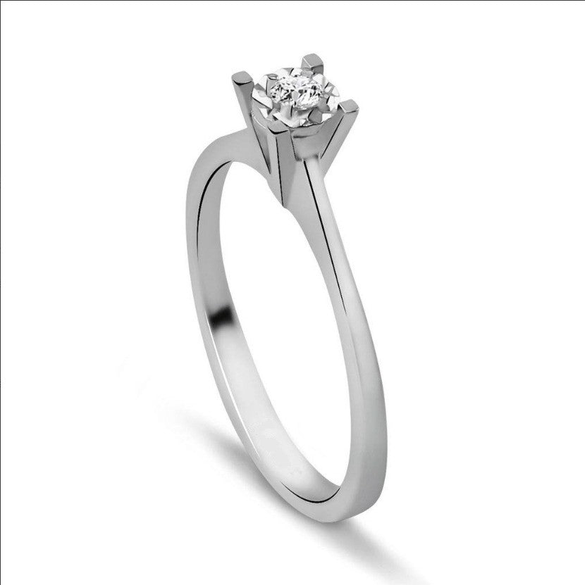 Класически годежен пръстен от бяло злато с диамант 0.03ct. и лазерно фасетирано злато. Уникален модел пръстен, който съчетава добра визия и достъпна цена на годежен пръстен с диамант!