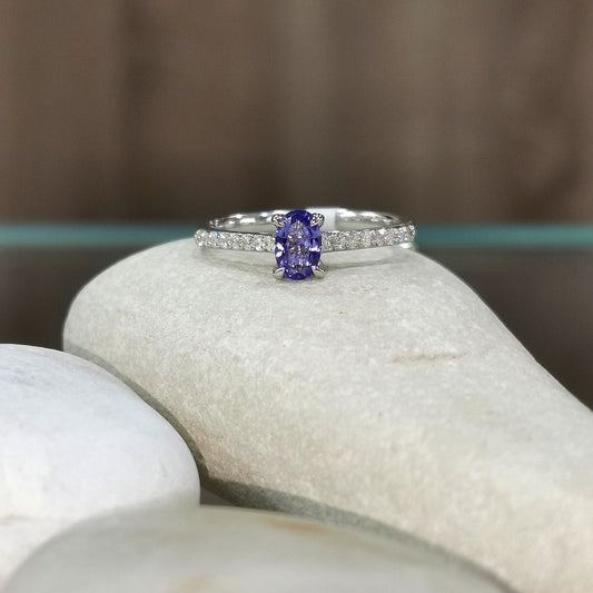 Дамски пръстен с великолепен танзанит, допълнен с бели диаманти с брилянтна форма