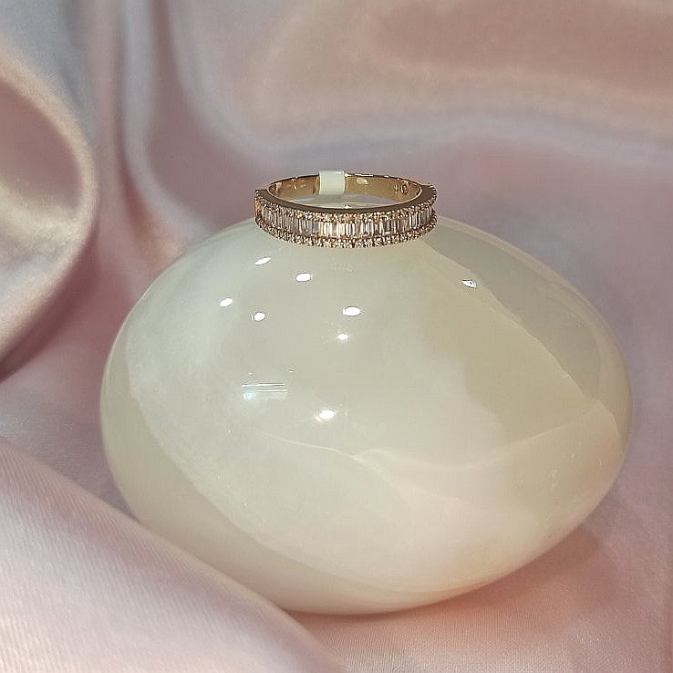 Пръстен тип халка от розово злато с естествени диаманти, шлифовани във форма багет и брилянт