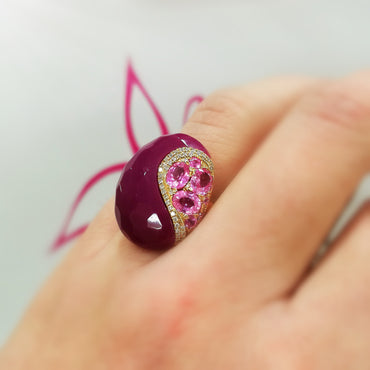 Златен пръстен с диаманти, розови сапфири и впечатляващ рубин