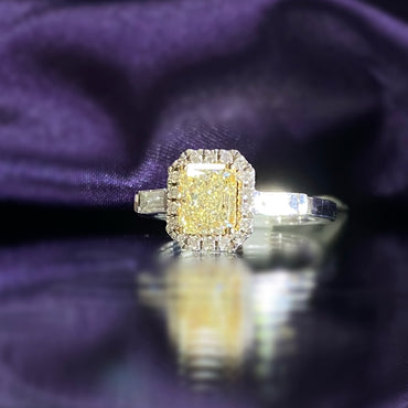 Дамски пръстен от бяло злато с инвестиционен диамант в жълт цвят и два вида бели диаманти