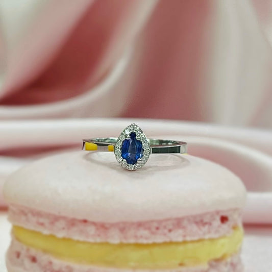 Пръстен от бяло злато с диаманти и син сапфир във форма капка 0.42 карата