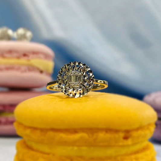 Един различен и открояващ се модел златен пръстен с диаманти от колекция Baguette на Shemay diamond София