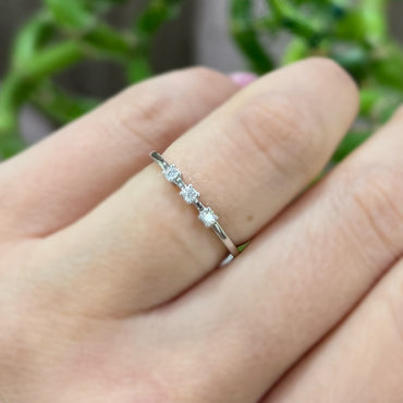 Модел тънък дамски златен пръстен с диаманти