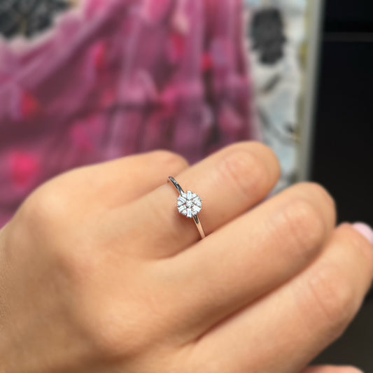 Пръстен от бяло злато с диаманти 0.14 карата, съчетаващ в себе си два вида шлифовка на диаманта - багет и брилянт. Уникален диамантен пръстен с тънка халка.