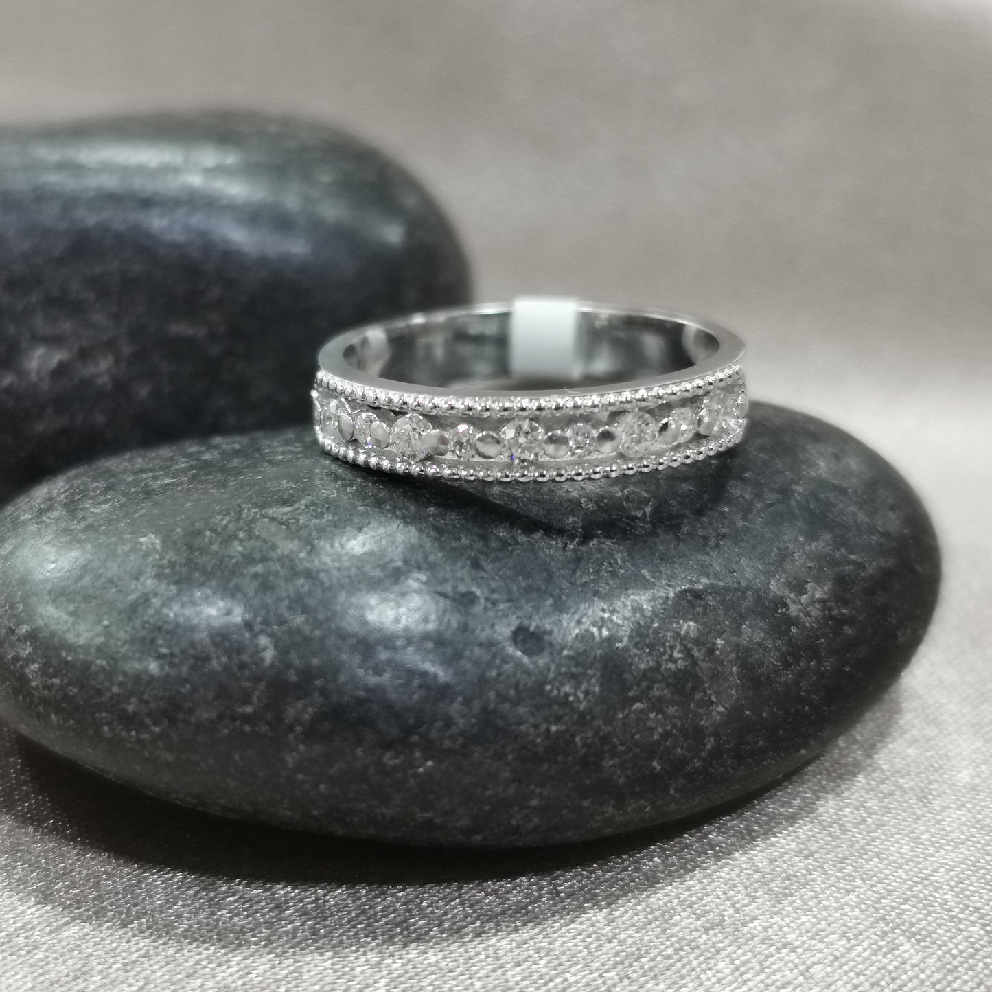 Диамантена халка от бяло злато, подходяща за сватбен пръстен с диаманти