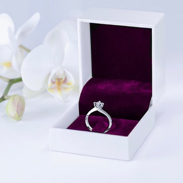 Пръстен за годеж от бяло злато с диамант