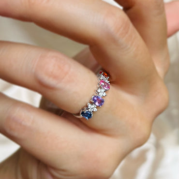 Златен пръстен с розов, лилав, оранжев и син скъпоценен камък, украсен с диамантени цветя