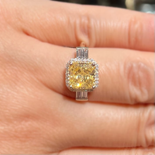 Пръстен жълто злато с диаманти и жълт сапфир, изработен от 14 карата злато