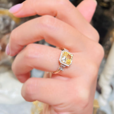 Диамантен пръстен със сапфир в красив жълт цвят от уникалните колекции с модели дамски златни пръстени на Shemay Diamond