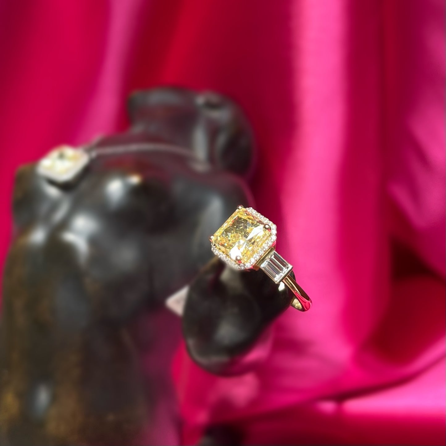 Пръстен с жълт сапфир и диаманти, изработен от 14 карата жълто злато