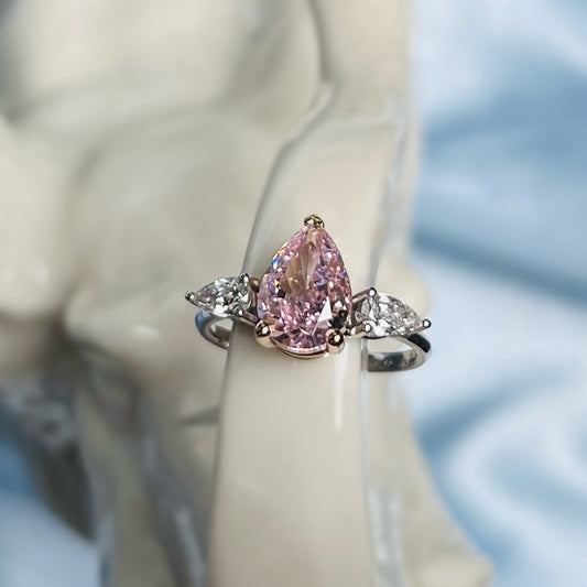 Пръстен със сапфир и диаманти. Пръстен с розов сапфир и бели диаманти от бяло и розово злато.