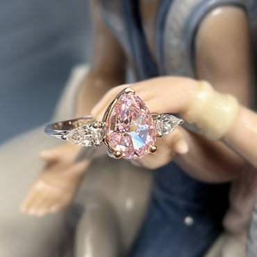Дамски златен пръстен с диаманти и розов сапфир в капковидна форма.