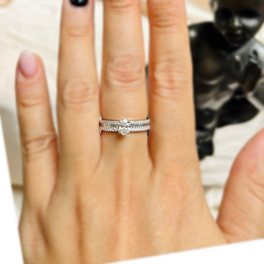 Дамски годежен пръстен с диамант във форма овал и диамантена халка