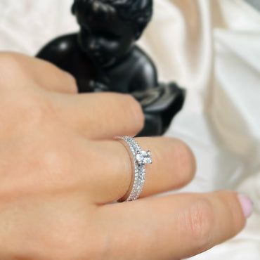 Годежен пръстен и халка в едно с диаманти във форма багет, брилянт и овал.